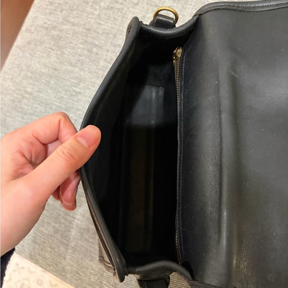 Vintage COACH Court Turn lock Crossbody Bag - Model 9870 in Black - Picture 6 of 11